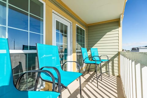 Seaside and Breezy Condo at the Victorian House in Galveston Island