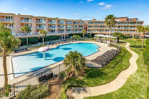 Seaside and Breezy Condo at the Victorian House in Galveston Island