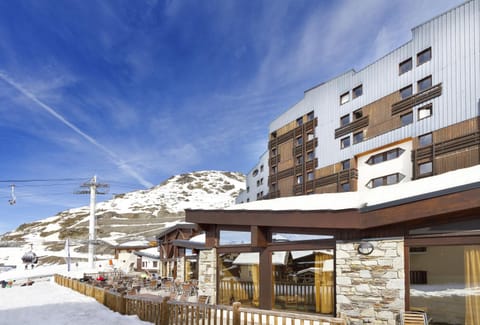 Facade/entrance, Winter, Mountain view