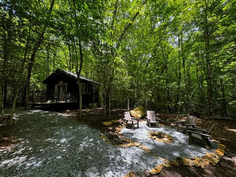 Bed and Bear 476 - Cozy Cabin in Pisgah Forest Campground/ 
RV Resort in Gloucester