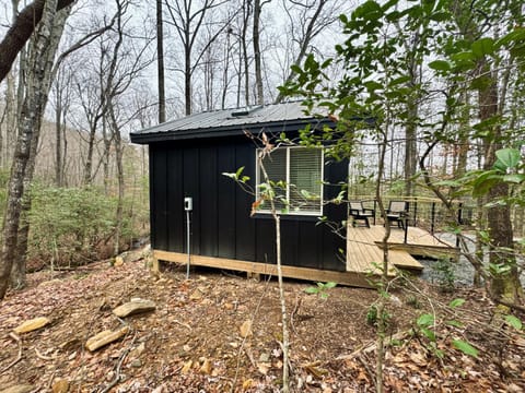Bed and Bear 476 - Cozy Cabin in Pisgah Forest Terrain de camping /
station de camping-car in Gloucester
