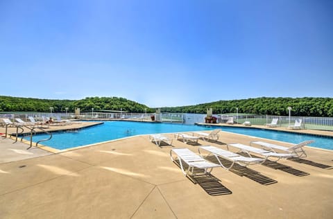 High-Floor Osage Beach Condo with Lake and Park Views Condominio in Osage Beach