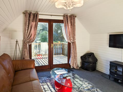 Ceridwen 6 - Hot Tub-Luxury-Pets-Perthshire-Romantic-Dundee Chalet in Perth