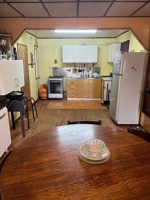 Coffee/tea facilities, Kitchen or kitchenette, Dining area, stove