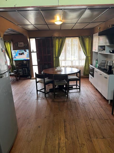 TV and multimedia, Kitchen or kitchenette, Dining area, stove