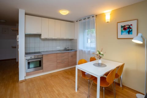 Kitchen or kitchenette, Dining area