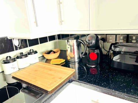 Coffee/tea facilities, Kitchen or kitchenette, stove, toaster