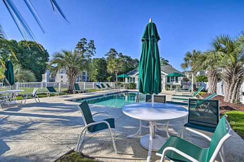 River Oaks Condo with Golf Course View and Pool Access Apartment in Carolina Forest