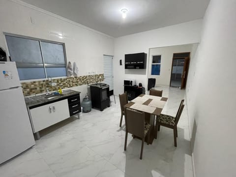 Kitchen or kitchenette, Dining area, minibar, pet friendly, stove