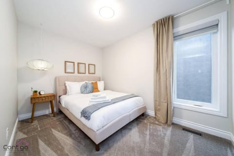 The Azure, Near DT & University, TWO King Beds! House in Edmonton