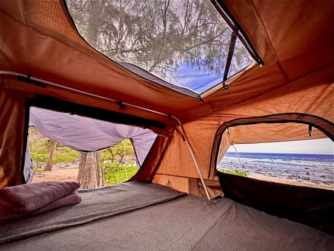 Embark on a journey through Maui with Aloha Glamp's jeep and rooftop tent allows you to discover diverse campgrounds, unveiling the island's beauty from unique perspectives each day Tenda di lusso in Paia