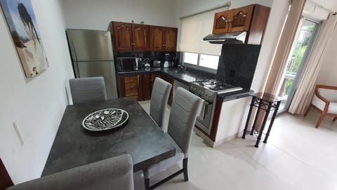 Kitchen or kitchenette, Dining area, minibar, pet friendly, stove, toaster