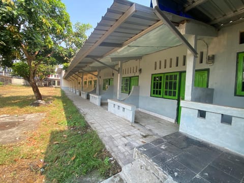 OYO Life 93256 Kos Meninting Hotel in Batu Layar