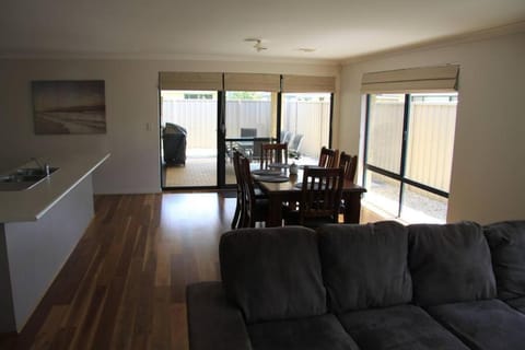 Southern River Family Accommodation. Free WiFi Haus in Canning Vale