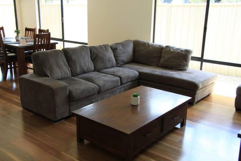 Southern River Family Accommodation. Free WiFi House in Canning Vale