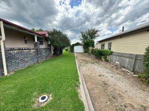 Westside Central Cottage House in Armidale