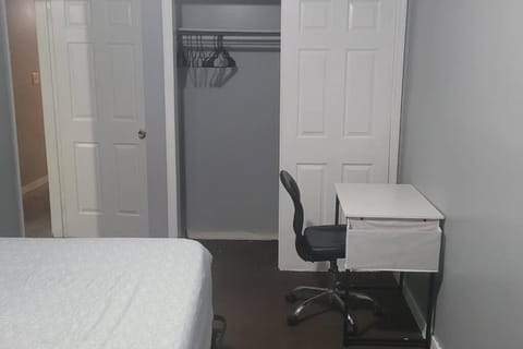 Room in a Beach House with King Size bed in a landlord hosted three bedroom apartment Alquiler vacacional in Far Rockaway