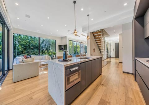 Contemporary 4 Bedroom Villa In West Hollywood Chalet in West Hollywood