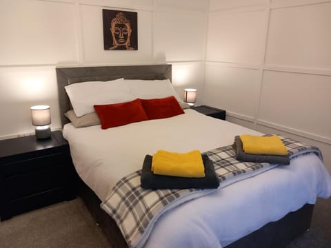 Springfield Apartment - Train to Glasgow or Edinburgh - Private Parking & Wifi Apartment in Airdrie
