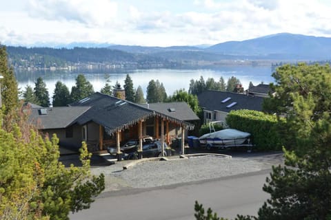 Property building, Nearby landmark, Natural landscape, Lake view, Mountain view, Street view, Parking