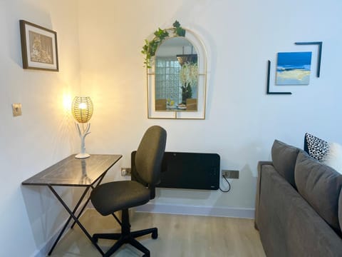 Safari Lodge - Close to Shopping Centre and Restaurants, Free Parking, Stylish and Amazing Artwork Condo in Burton upon Trent