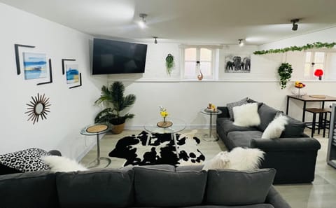 TV and multimedia, Living room, Seating area, Evening entertainment