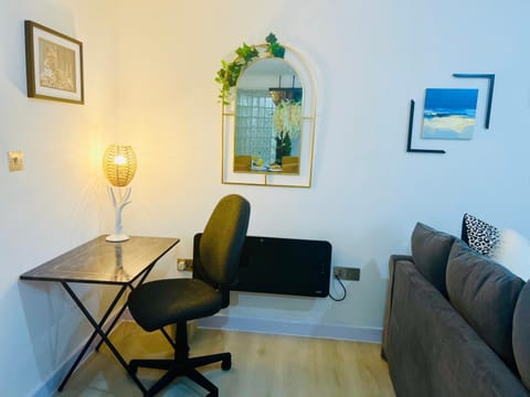 Safari Lodge - Close to Shopping Centre and Restaurants, Free Parking, Stylish and Amazing Artwork Condo in Burton upon Trent