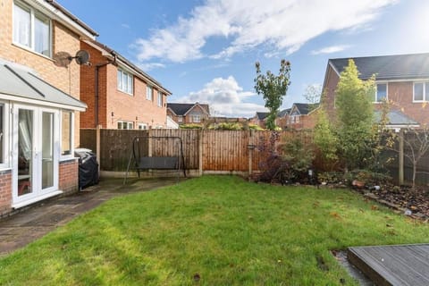 Spacious 3-bed Home - Nature Reserve Retreat House in Wigan