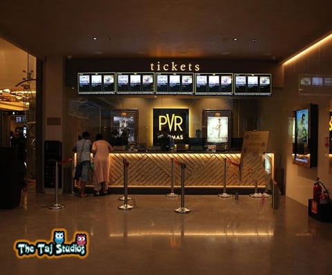 Ghumloo/com - Super Deluxe Stay at Finest Mall Gaur City (Bar, Club, Rajhansh Cinemas, Food Court, SuperMart etc..) Condo in Noida