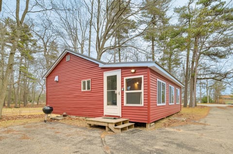 Oscoda Cabin with Charcoal Grill Walk to Lake Huron Casa in Au Sable Charter