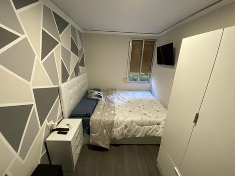 Bed, TV and multimedia, Bedroom, wardrobe