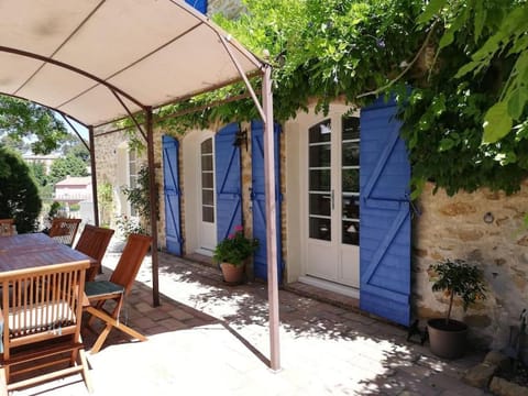 Luxueux Mas Provençal avec Piscine à Débordement pour 8 Personnes à 10 mn des Plages Villa in Le Beausset