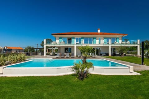 Property building, Day, Garden, Swimming pool, sunbed