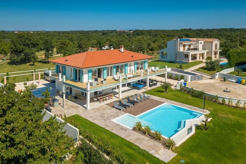 Property building, Bird's eye view, Swimming pool, sunbed