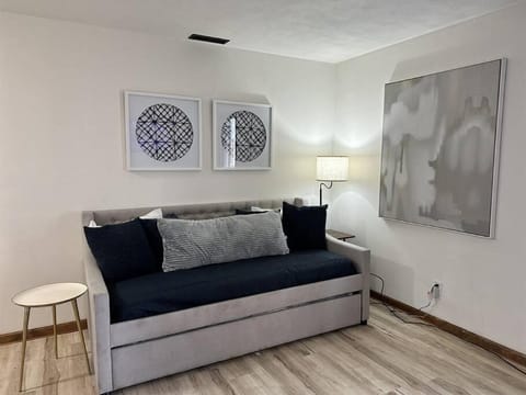 Capital Suite on 6th Street - King Bed / Downtown! Apartment in Springfield