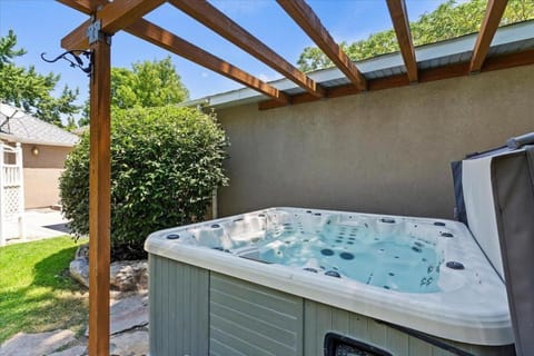 Riviera Retreat in Salt Lake with Private Hot Tub and Theater Maison in Millcreek