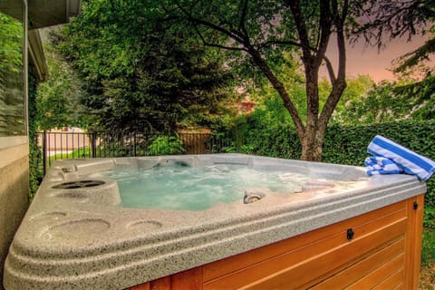 Chateau Woodlands in Salt Lake with Guesthouse and Hot Tub House in Holladay