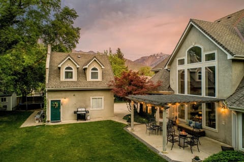 Chateau Woodlands in Salt Lake with Guesthouse and Hot Tub House in Holladay