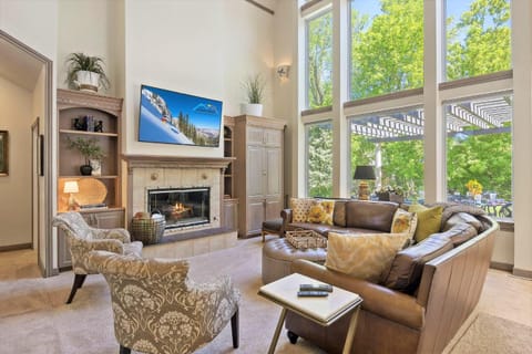 Chateau Woodlands in Salt Lake with Guesthouse and Hot Tub House in Holladay