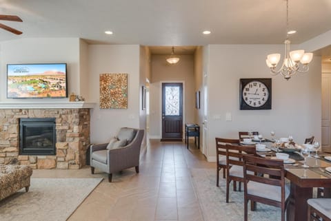 7| Arches in St George with Red Mtn Back Patio Views Casa in Santa Clara