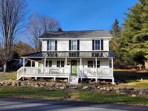 Pocono Farmhouse - Fully Renovated 1881 Home House in Pocono Mountains