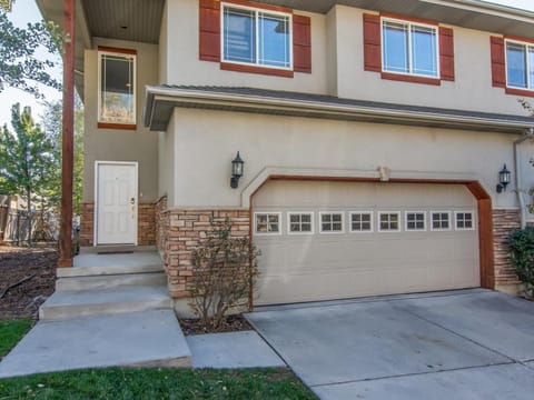Union Meadows in Salt Lake with Private Hot Tub and Park Casa in Midvale
