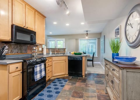Union Gateway in Prime Salt Lake Location with Hot Tub House in Midvale