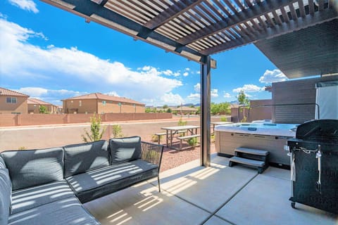 51| Palms Getaway at Ocotillo Springs with Private Hot Tub House in Santa Clara