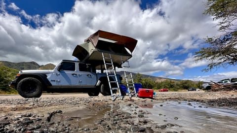 Embark on a journey through Maui with Aloha Glamp's jeep and rooftop tent allows you to discover diverse campgrounds, unveiling the island's beauty from unique perspectives each day Eigentumswohnung in Paia