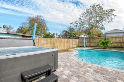 Easy Breezy - Private Pool, Hot Tub, Screened Porch, FREE Activities, 6 Min Walk to Beach, Close to 30A House in Sunnyside