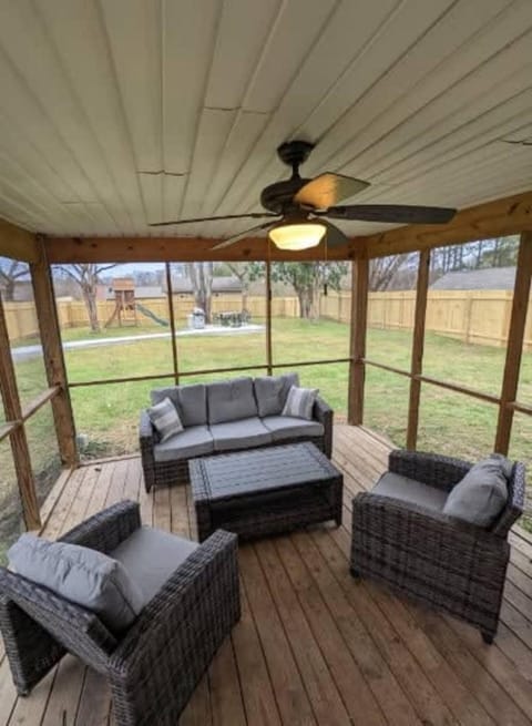 Sleeps 17 4 baths two kitchens outdoor living House in Knoxville