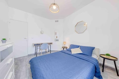 Bed, Photo of the whole room, Seating area, Bedroom