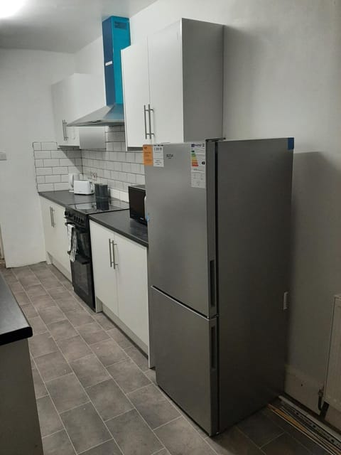 Kitchen or kitchenette, minibar