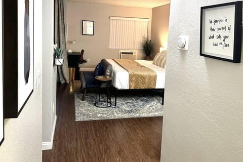 King Bed, Self-Checkin, Garage, WiFi - Your Dream Stay Near Disneyland! Apartment in Santa Ana